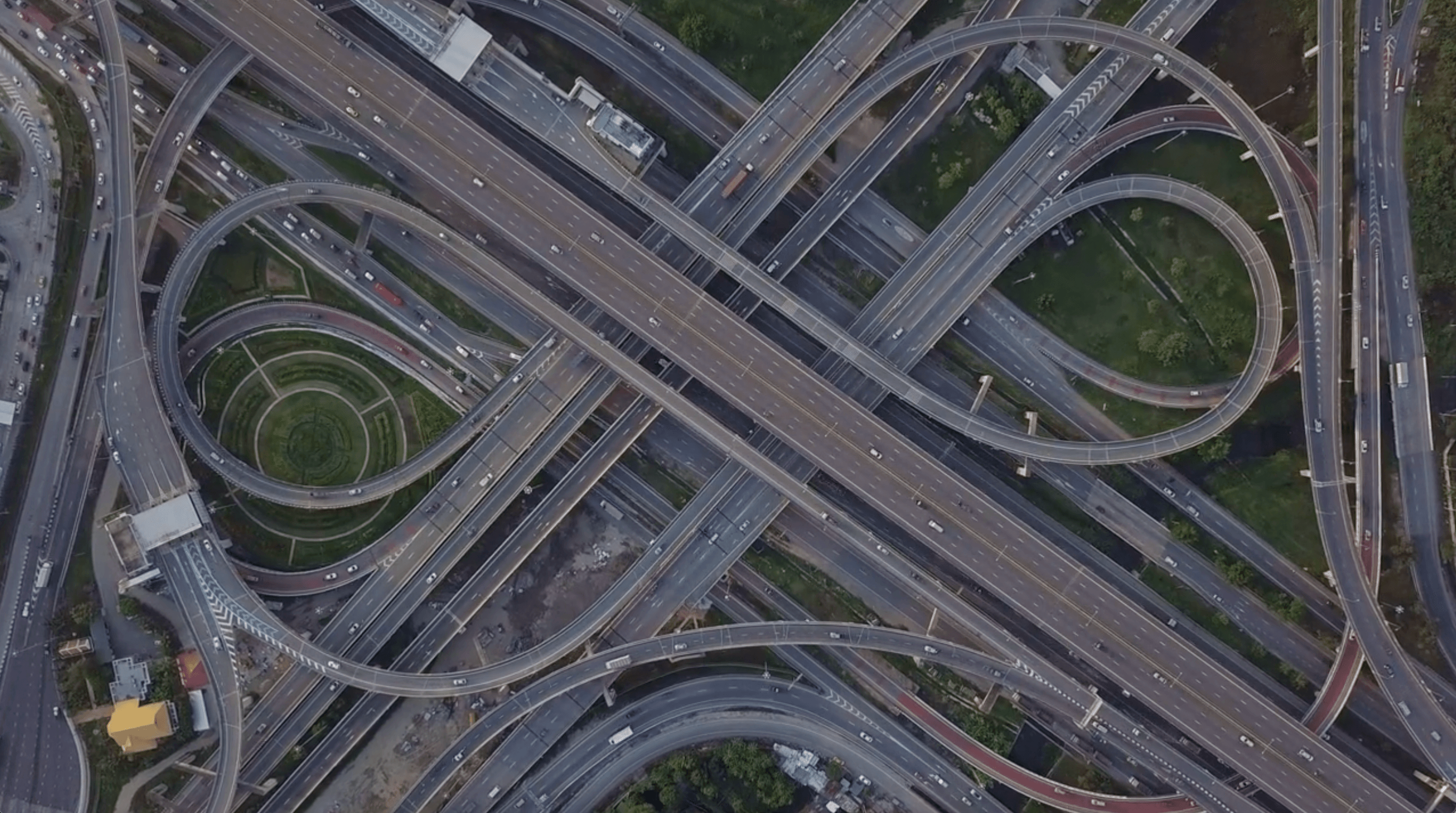 Das Bild zeigt ein Autobahnkreuz aus der Vogelperspektive.