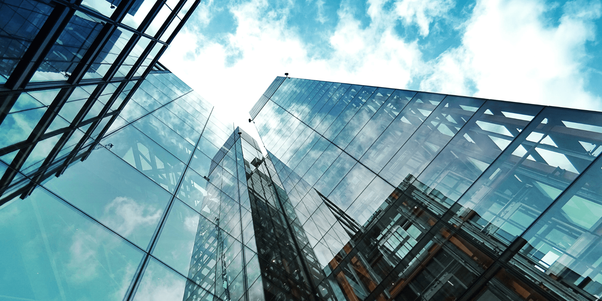 Gläserner Büroturm, Blick in den Himmel